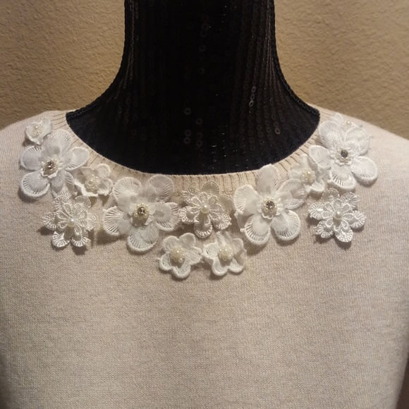 NWT ELLE Women's Flower Crewneck Pullover Sweater - Picture 4 of 6